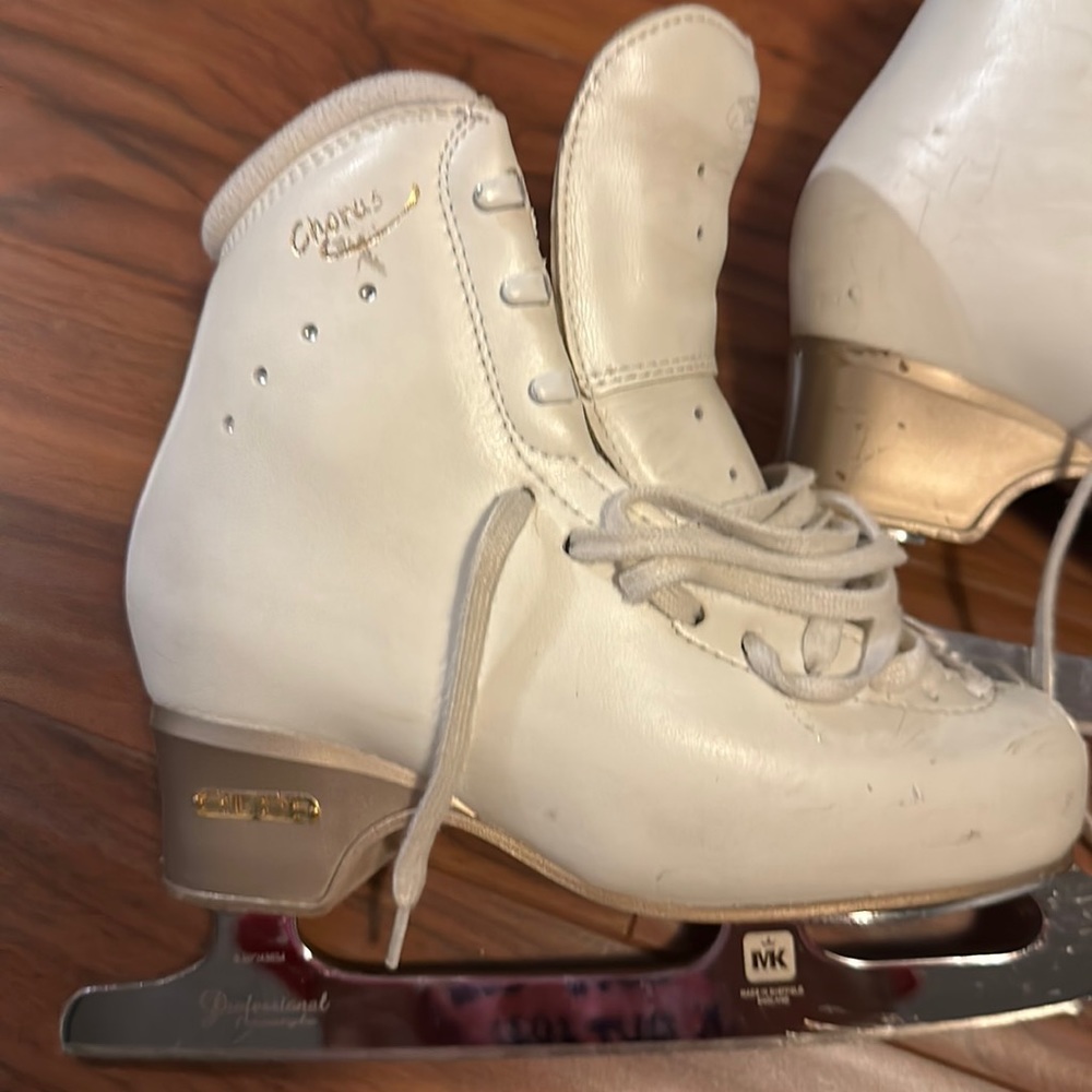 Edea Chorus ice skates, size 230 with MK Professional blade, size 8.5